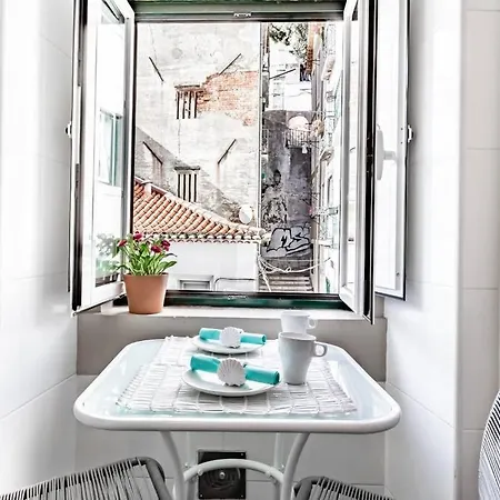 Inloveapartments - Alfama Balcony